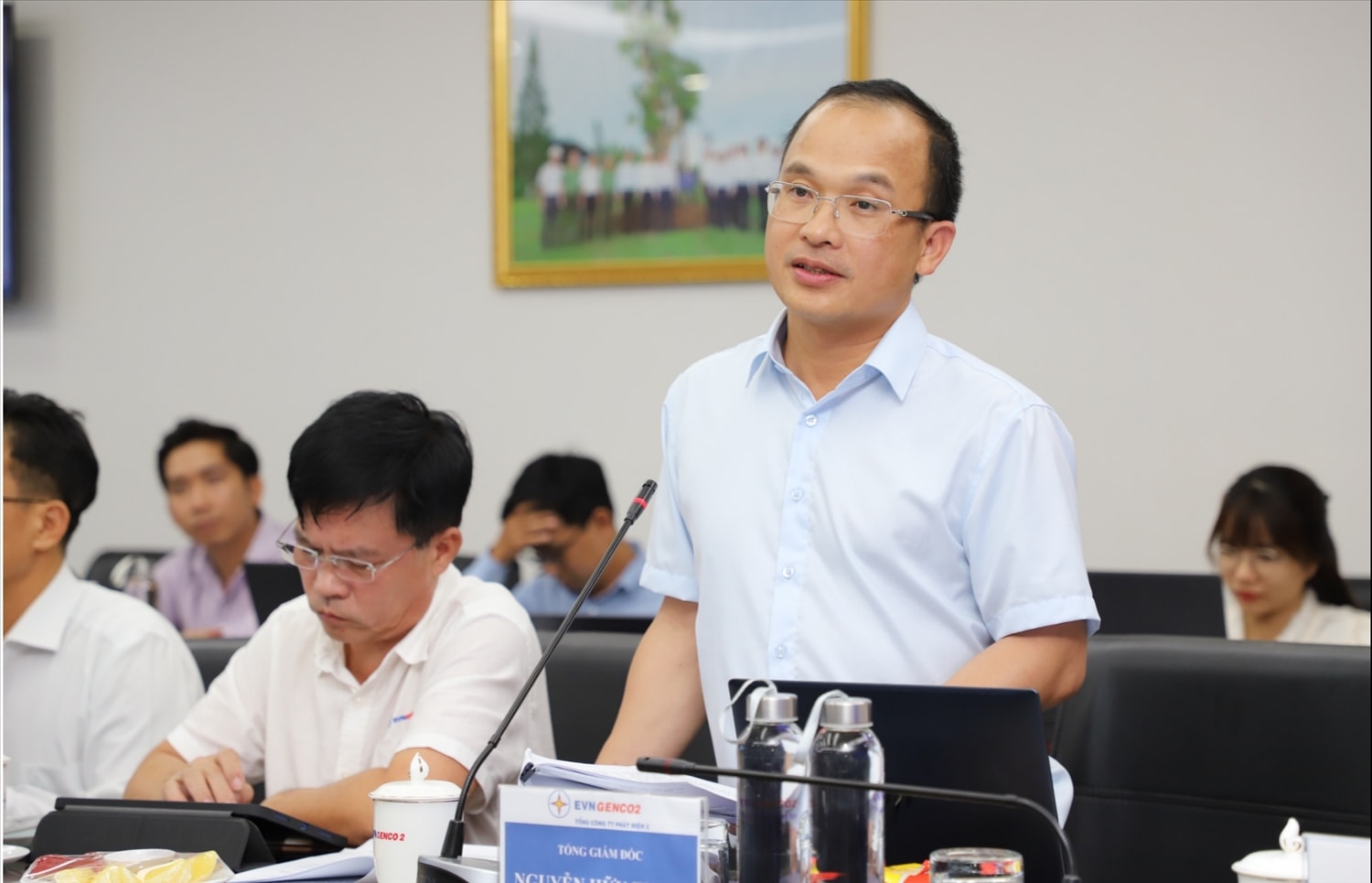 Ông Nguyễn Hữu Thịnh – Thành viên HĐQT kiêm TGĐ EVNGENCO2 báo cáo các nội dung tại buổi làm việc