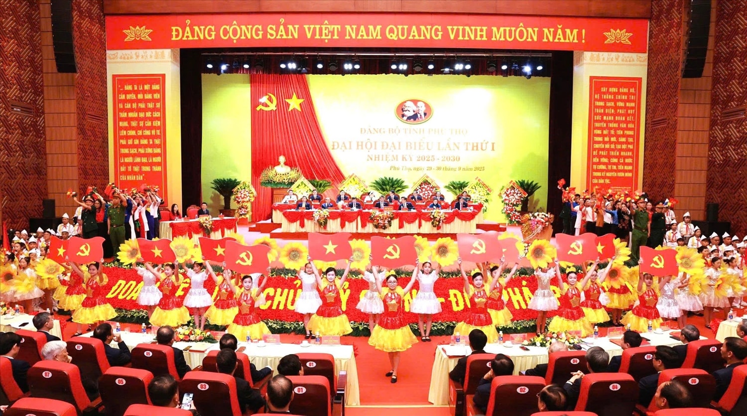 Đoàn đại biểu các tầng lớp nhân dân và các cháu thiếu nhi tỉnh Phú Thọ chào mừng tại Đại hội đại biểu Đảng bộ tỉnh Phú Thọ lần thứ I, nhiệm kỳ 2025-2030