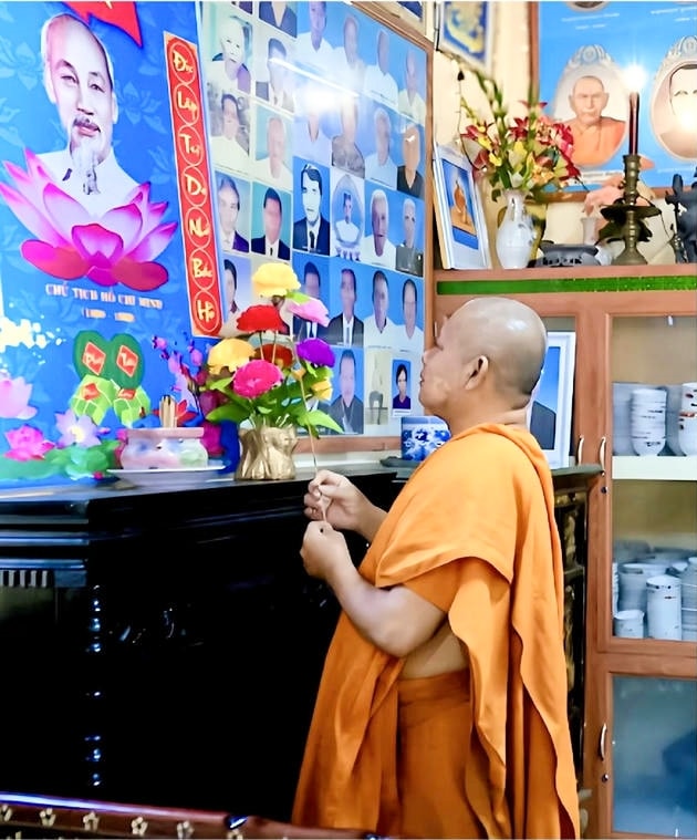 Bàn thờ Bác Hồ được Hòa thượng Tăng Sa Vong đặt tại khoảng không gian trang nghiêm trong chùa Bàn thờ Bác Hồ được Hòa thượng Tăng Sa Vong đặt tại khoảng không gian trang nghiêm trong chùa