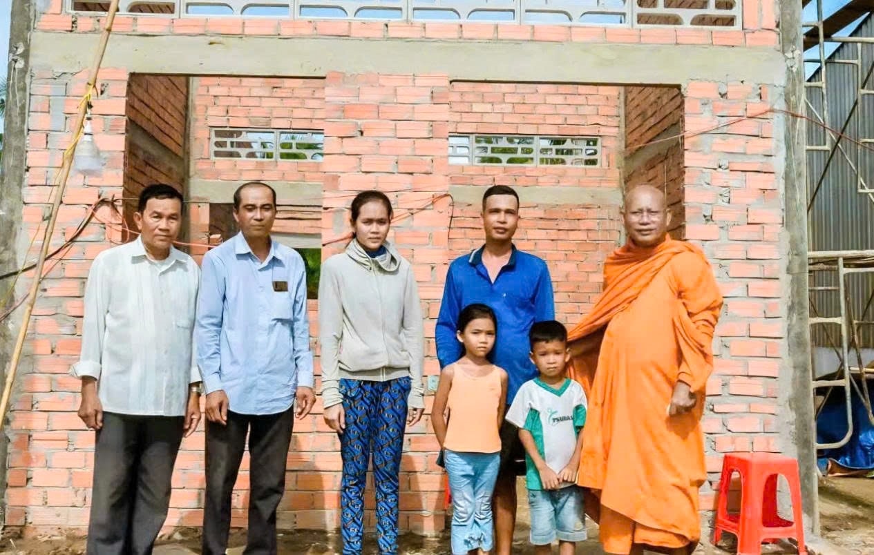 Hòa thượng Tăng Sa Vong tích cực tham gia các phong trào, vận động để xây nhà tình thương cho đồng bào có hoàn cảnh khó khăn. (Ảnh: NVCC) Hòa thượng Tăng Sa Vong tích cực tham gia các phong trào, vận động để xây nhà tình thương cho đồng bào có hoàn cảnh khó khăn. (Ảnh: NVCC)