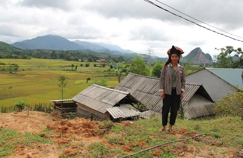 Ngôi nhà gia đình chị Quàng Thị Tiện, thôn Hai Huân dưới khu vực sạt lở.