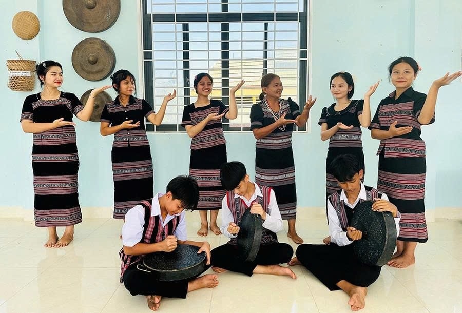 Các thanh thiếu niên được bà Tuyết thực hành một bài đánh chiêng, hướng dẫn cùng hát và múa. (Ảnh D.Đ)