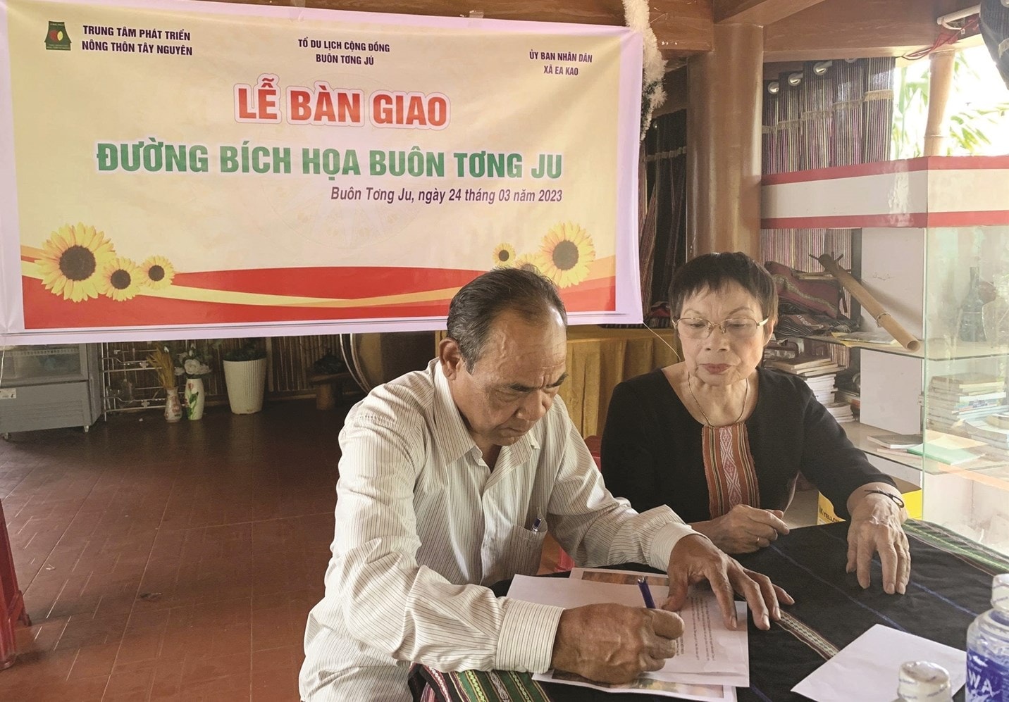 Bà Linh Nga Niê Kdam cùng với bà con buôn Tăng Ju thực hiện dự án vì cộng đồng cho buôn
