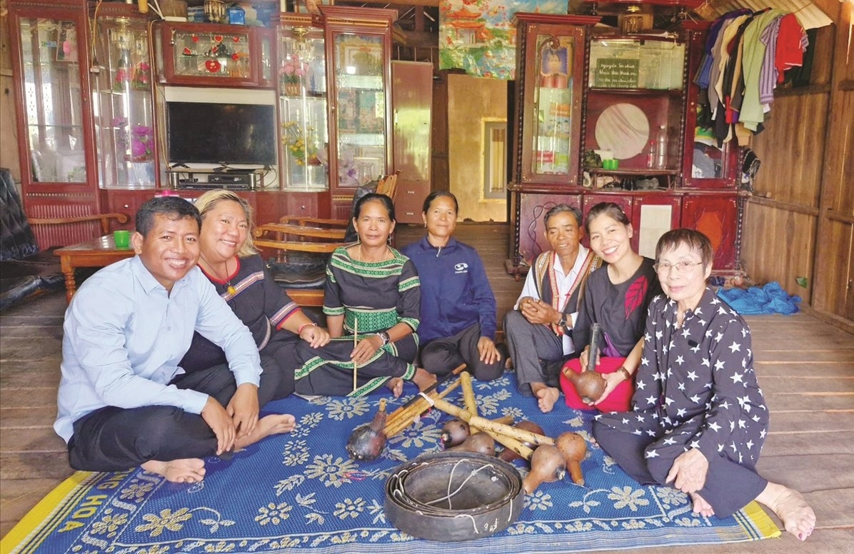 Nhà nghiên cứu văn hóa dân gian Linh Nga Niê Kdam (ngoài cùng bên phải)   trong một chuyến đi điền dã mới đây