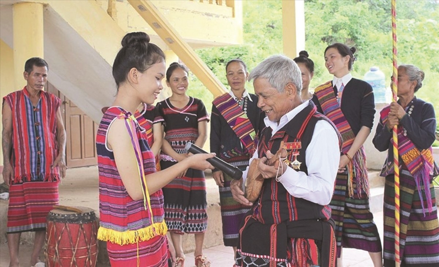 Một tiết mục văn nghệ sử dụng nhạc cụ dân tộc trong lễ cưới của đồng bào Bru Vân Kiều. Ảnh: Phạm Tiến Một tiết mục văn nghệ sử dụng nhạc cụ dân tộc trong lễ cưới của đồng bào Bru Vân Kiều. Ảnh: Phạm Tiến