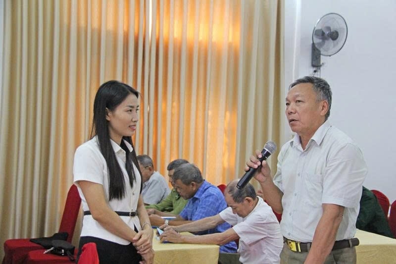 Người có uy tín Đinh Đình Sơn, xã Hóa Quỳ chia sẻ với báo cáo viên về công tác tuyên truyền, vận động ở cơ sở Người có uy tín Đinh Đình Sơn, xã Hóa Quỳ chia sẻ với báo cáo viên về công tác tuyên truyền, vận động ở cơ sở