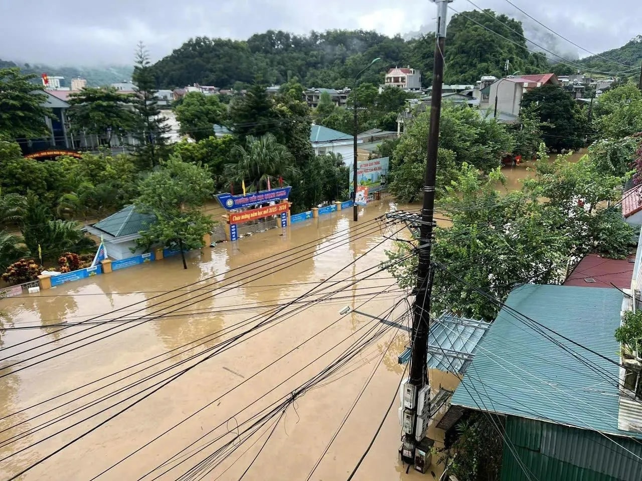 Trường Tiểu học Quang Trung bị ngập sâu bởi mưa lũ Trường Tiểu học Quang Trung bị ngập sâu bởi mưa lũ