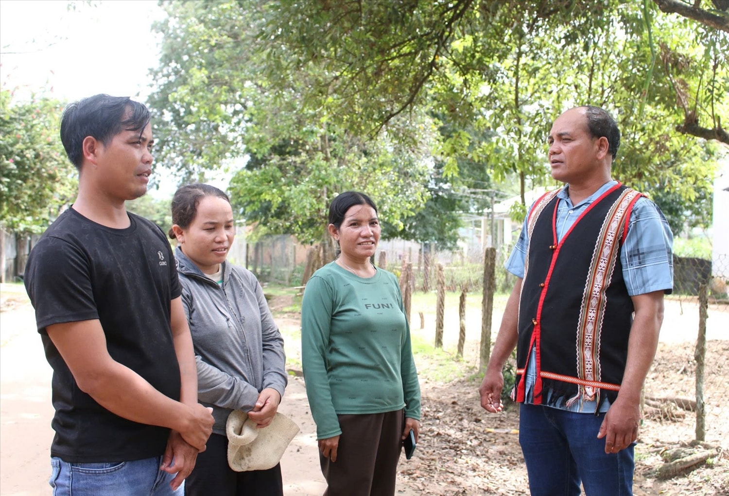 Ông A Khoan (áo thổ cẩm) thường xuyên tuyên truyền, vận động để dân làng không tin, không nghe theo lời của những kẻ xấu xúi giục. (Ảnh: Ngọc Chí)