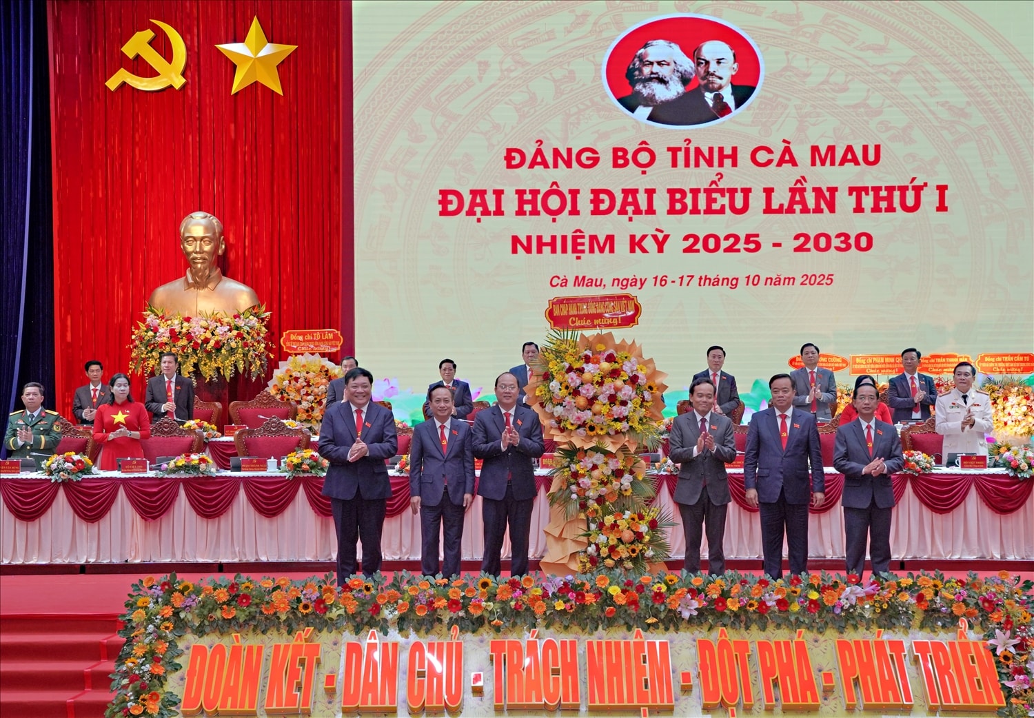 Ông Trần Lưu Quang tặng hoa chúc mừng Đại hội. 