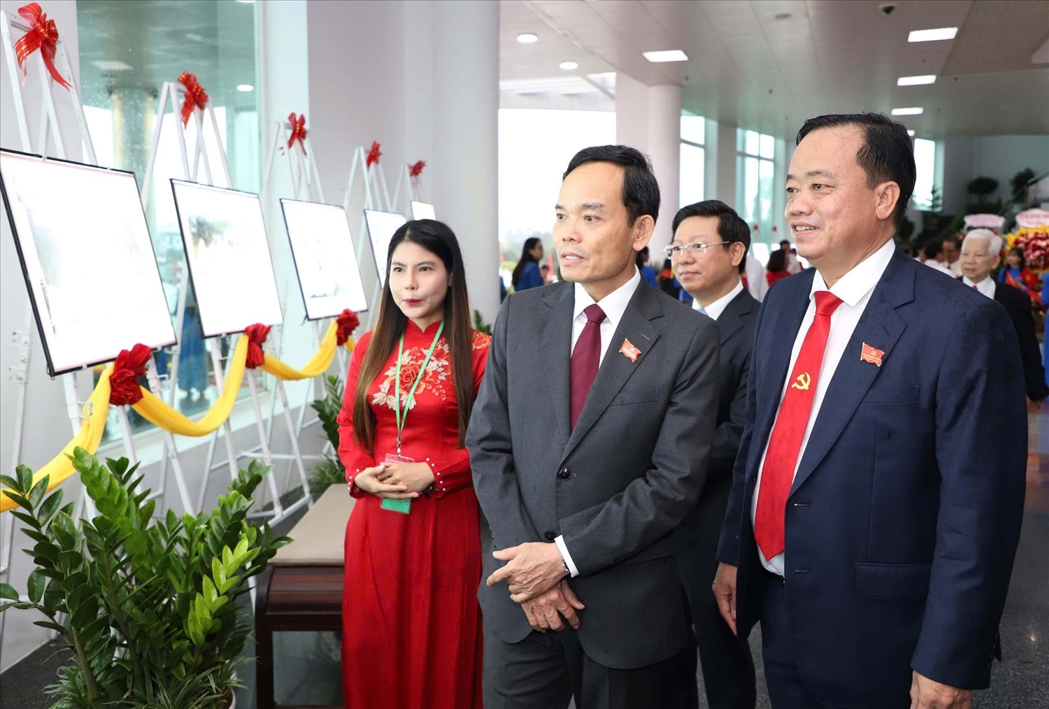 Ông Trần Lưu Quang tham quan một số hình ảnh về tỉnh Cà Mau qua các thời kỳ. 