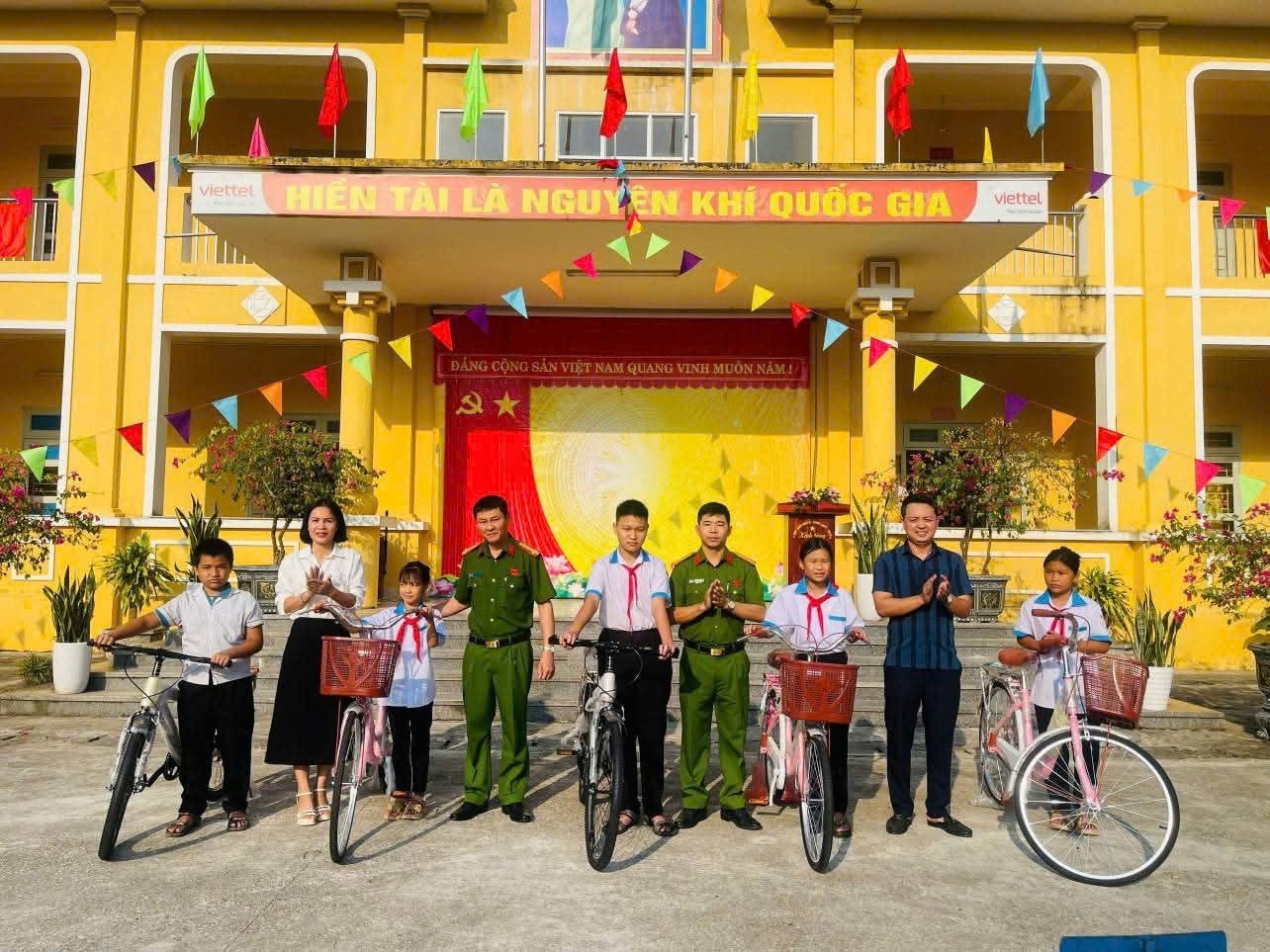 Lãnh đạo Công an xã Thái Bình trao tặng xe đạp cho học sinh nghèo vượt khó tại Trường THCS. Kinh phí mua xe đạp do cán bộ Công an xã tự nguyện đóng góp Lãnh đạo Công an xã Thái Bình trao tặng xe đạp cho học sinh nghèo vượt khó tại Trường THCS. Kinh phí mua xe đạp do cán bộ Công an xã tự nguyện đóng góp