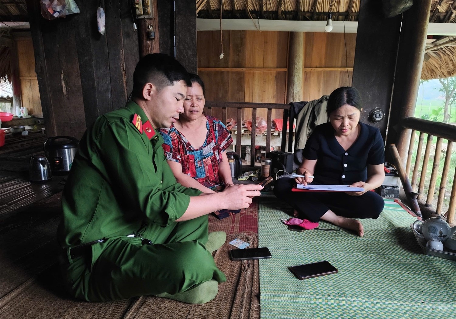 Cán bộ Công an xã Thái Bình hướng dẫn người dân khai thác thông tin, chuyển đổi số trên điện thoại di động qua ứng dụng VNelD Cán bộ Công an xã Thái Bình hướng dẫn người dân khai thác thông tin, chuyển đổi số trên điện thoại di động qua ứng dụng VNelD