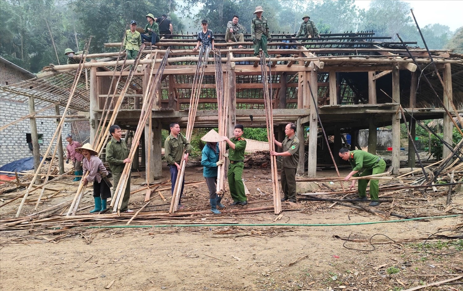 Cán bộ Công an xã giúp dân lợp lại nhà bị tốc mái do cơn bão số 11 gây ra Cán bộ Công an xã giúp dân lợp lại nhà bị tốc mái do cơn bão số 11 gây ra