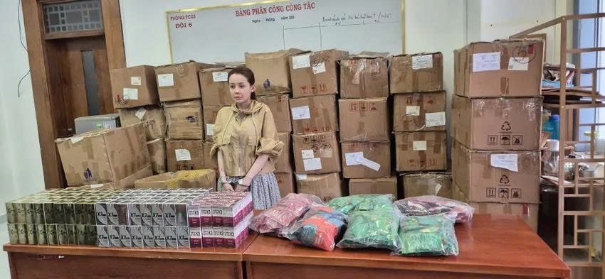 Ngân 98 tại kho hàng vào thời điểm bị bắt tạm giam. Ảnh: ITN Ngân 98 tại kho hàng vào thời điểm bị bắt tạm giam. Ảnh: ITN