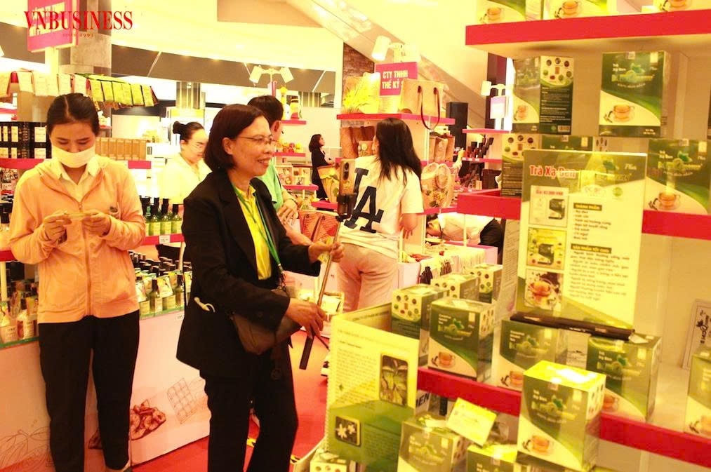Trước xu hướng mua sắm sản phẩm của Gen Z (đặc biệt là chịu sự ảnh hưởng từ kênh xã hội và người nổi tiếng) thì bản thân các doanh nghiệp làm ăn chân chính cũng đang loay hoay giữa “ngã ba đường”. Ảnh: ITN Trước xu hướng mua sắm sản phẩm của Gen Z (đặc biệt là chịu sự ảnh hưởng từ kênh xã hội và người nổi tiếng) thì bản thân các doanh nghiệp làm ăn chân chính cũng đang loay hoay giữa “ngã ba đường”. Ảnh: ITN