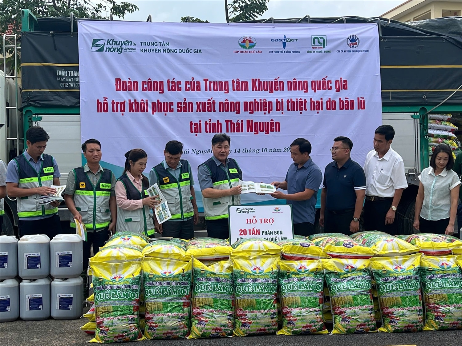 1. Trung tâm Khuyến nông Quốc gia trao tặng các chế phẩm, vật tư cho các hộ dân và UBND xã Đồng Hỷ (Thái Nguyên) 1. Trung tâm Khuyến nông Quốc gia trao tặng các chế phẩm, vật tư cho các hộ dân và UBND xã Đồng Hỷ (Thái Nguyên)