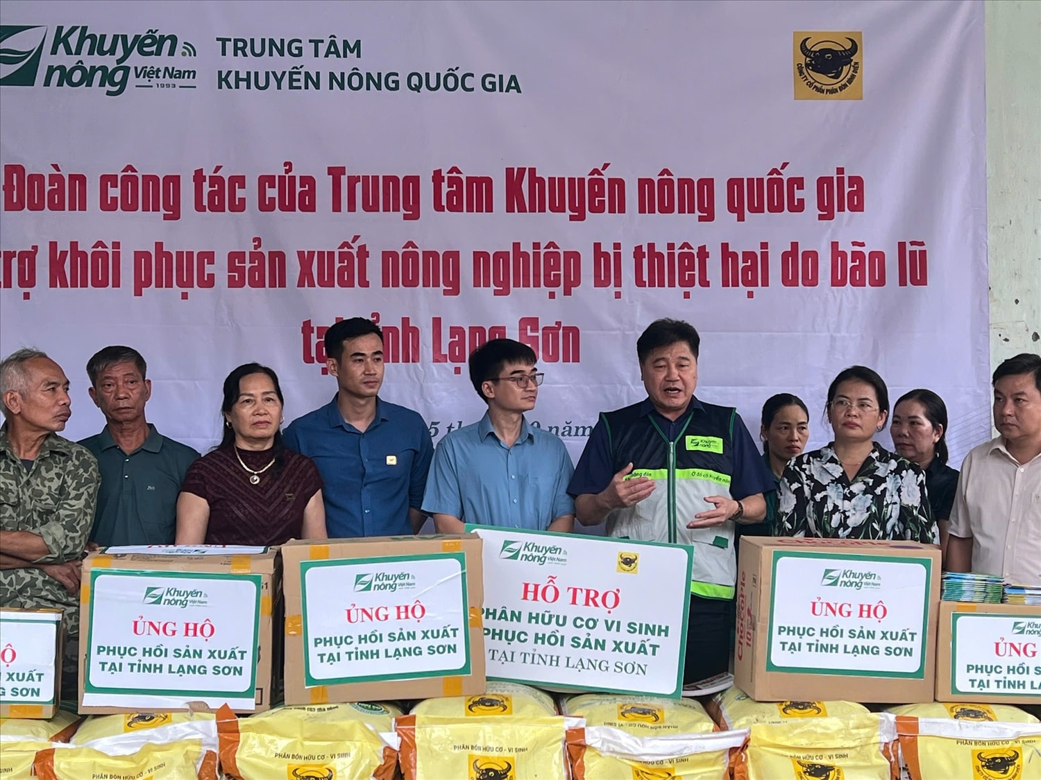 Trung tâm Khuyến nông Quốc gia trao tặng vật tư cho các hộ dân và UBND xã Cai Kinh (Lạng Sơn) Trung tâm Khuyến nông Quốc gia trao tặng vật tư cho các hộ dân và UBND xã Cai Kinh (Lạng Sơn)
