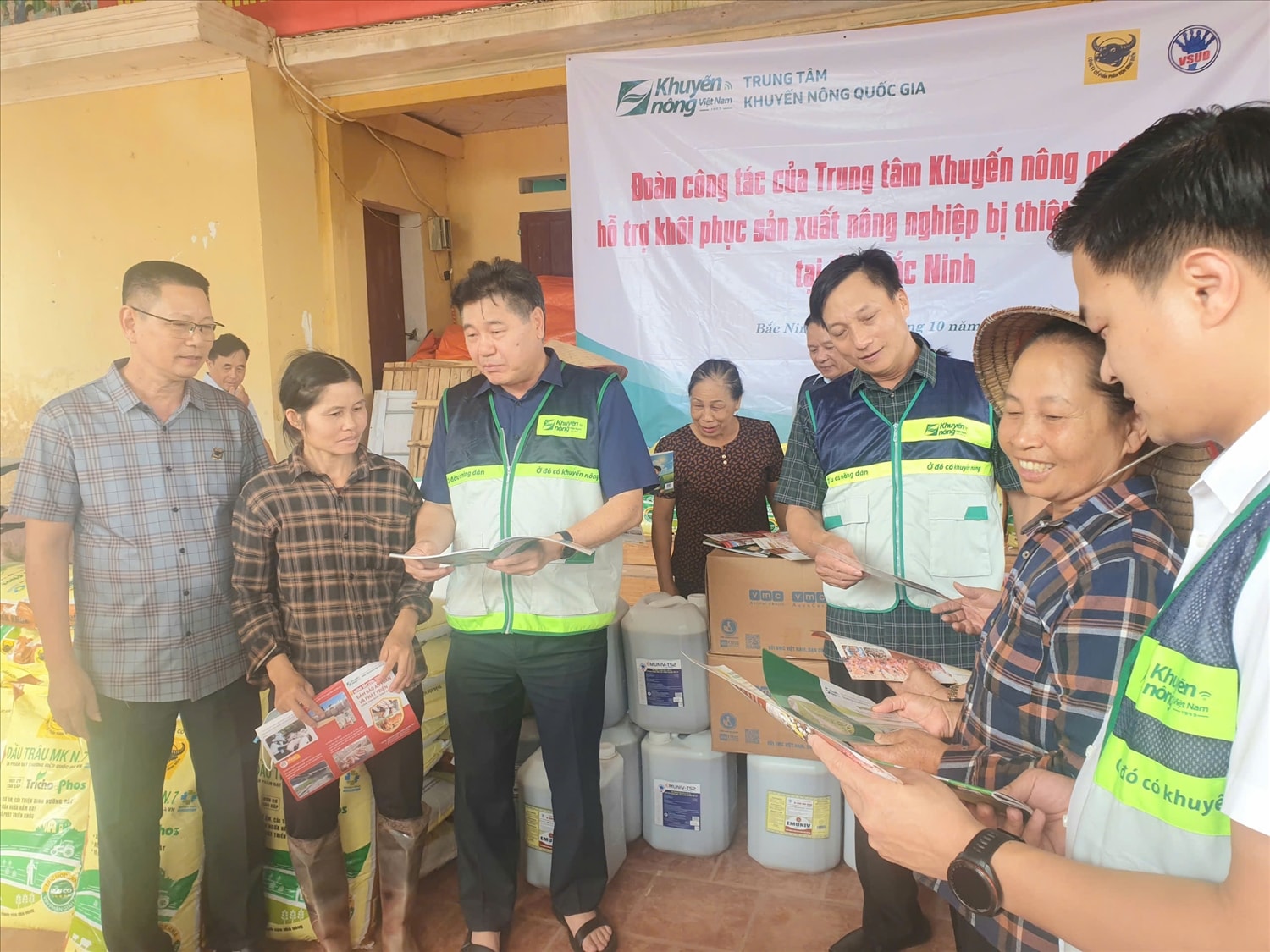 Ông Lê Quốc Thanh – Giám đốc Trung tâm khuyến nông quốc gia chia sẻ và hướng dẫn kỹ thuật cho bà con nhân dân xã Phúc Hòa (Bắc Ninh) Ông Lê Quốc Thanh – Giám đốc Trung tâm khuyến nông quốc gia chia sẻ và hướng dẫn kỹ thuật cho bà con nhân dân xã Phúc Hòa (Bắc Ninh)