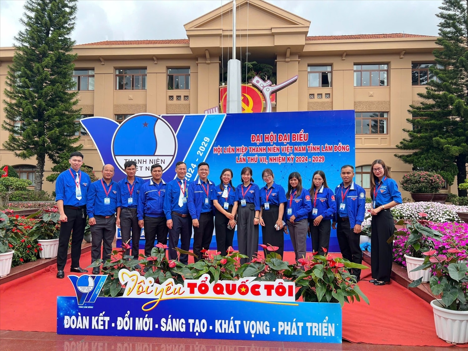 Chị K'Điệp (đứng thứ 3 từ phải sang) tại Đại hội Đại biểu Hội Liên hiệp Thanh niên Việt Nam tỉnh Lâm Đồng, nhiệm kì 2024 - 2029