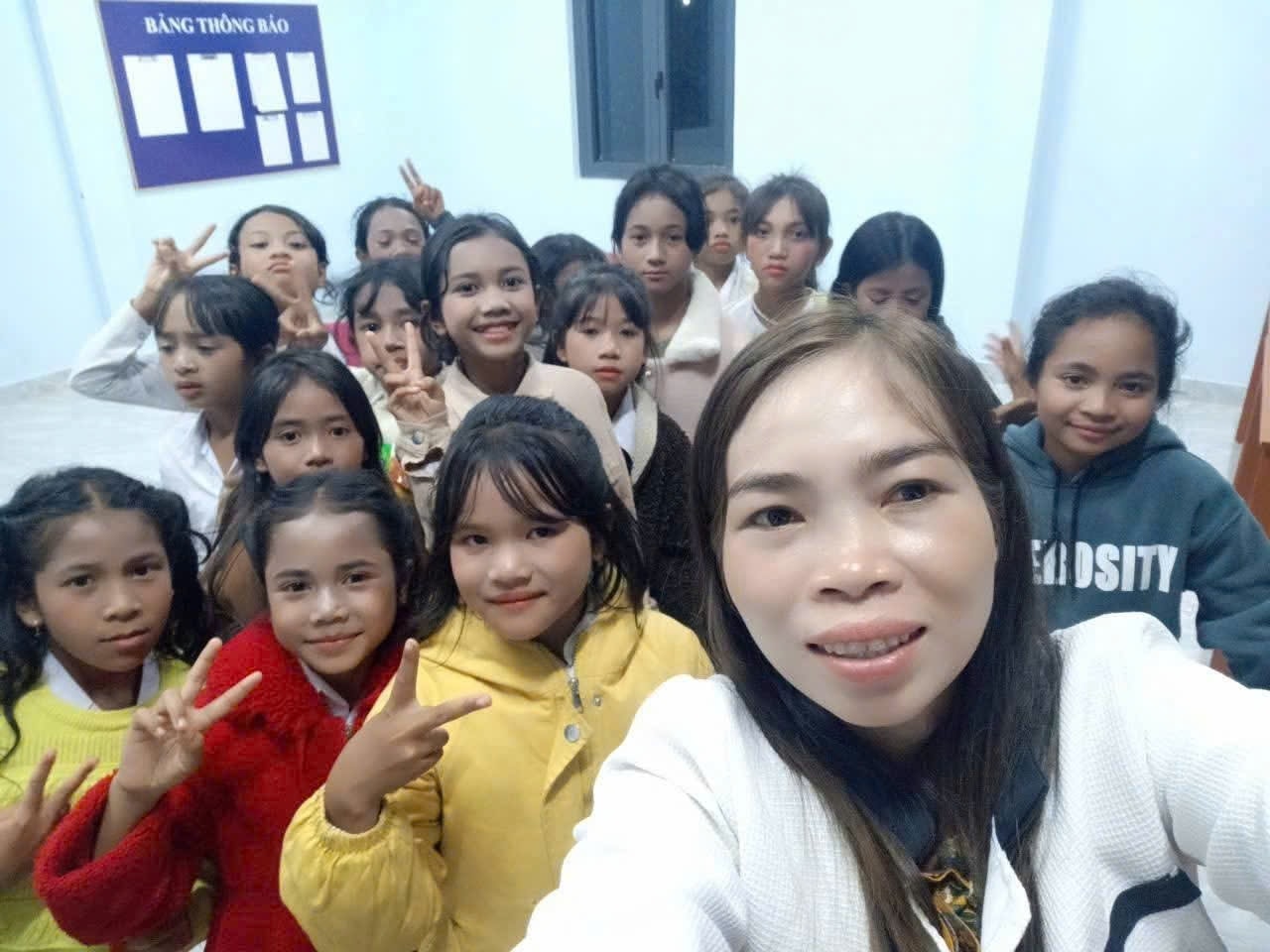 Chị K’ Điệp và các em nhỏ thôn Thực Nghiệm