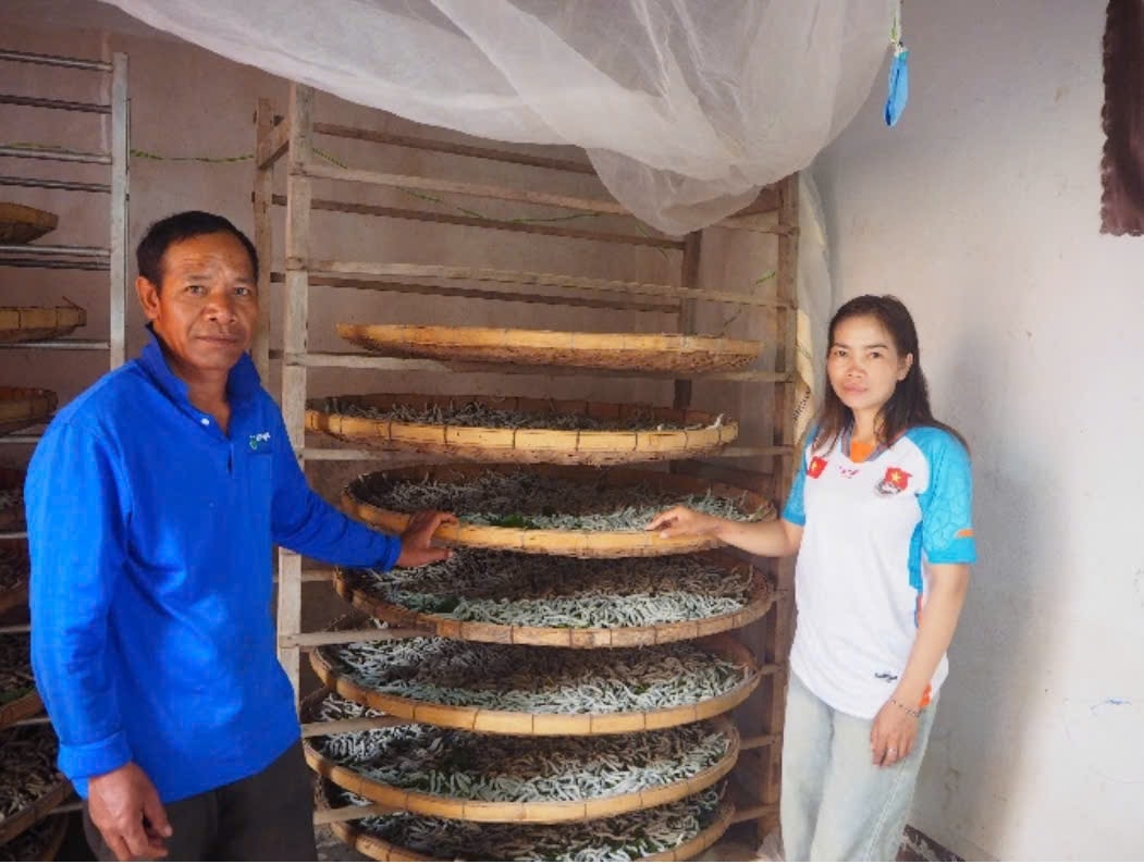 Chị K’ Điệp vận động người dân nuôi tằm