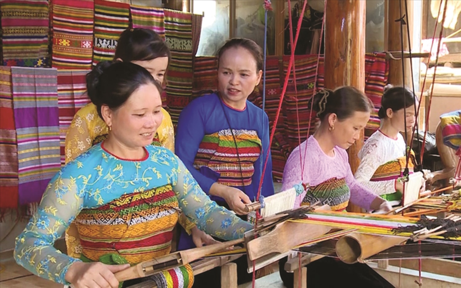 Truyền dạy, hướng dẫn kỹ năng dệt thổ cẩm cho phụ nữ dân tộc Thái tại thôn Lặn Ngoài, xã Lũng Niêm. Ảnh T. Linh