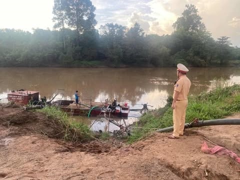 Tang vật khai thác cát bị phát hiện (Ảnh: Sỹ Đức)