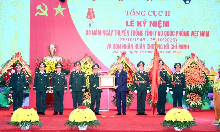 Tổng Bí thư Tô Lâm, Bí thư Quân ủy Trung ương, trao Huân chương Hồ Chí Minh tặng Tổng cục II, Bộ Quốc phòng. (Ảnh: ĐĂNG KHOA)
