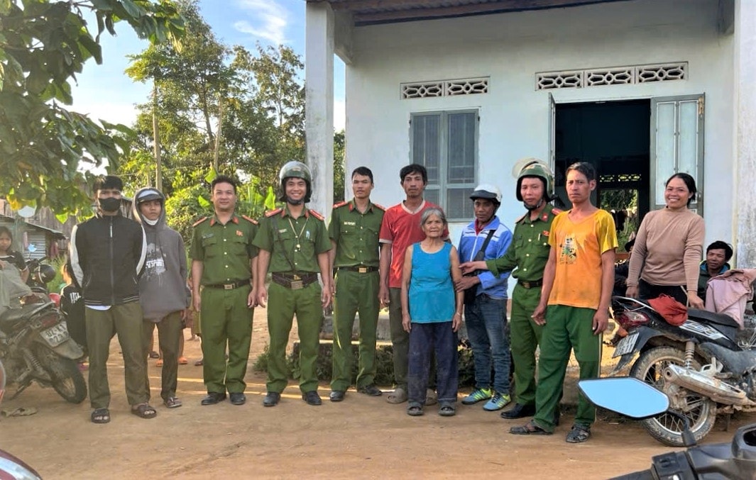 Cụ Y Bẽ được lực lượng Công an xã đưa về nhà an toàn trong niềm vui mừng của gia đình. (Ảnh: Công an xã Kon Braih)