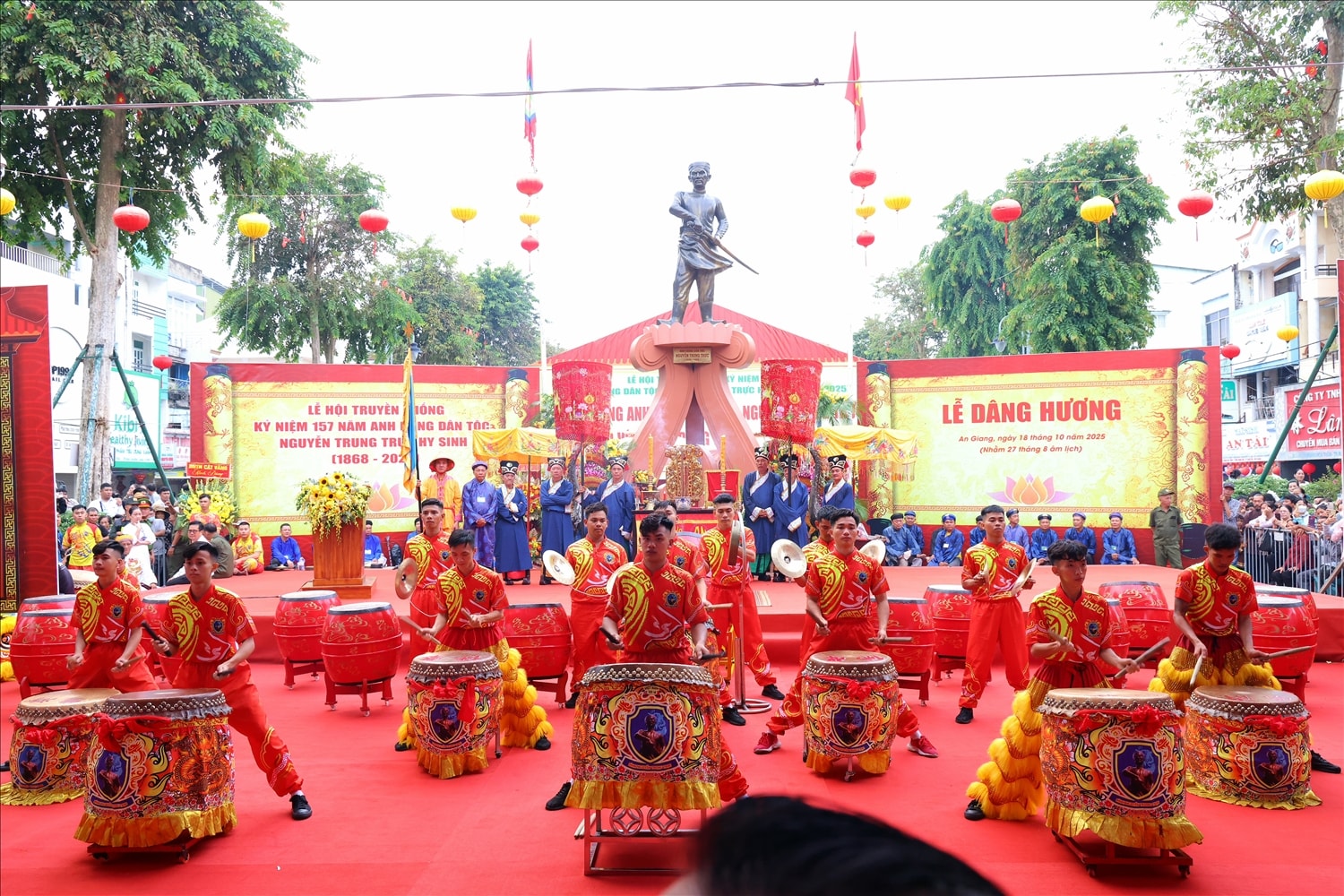 Hát, múa dân gian tri ân công lao Anh hùng dân tộc Nguyễn Trung Trực. 