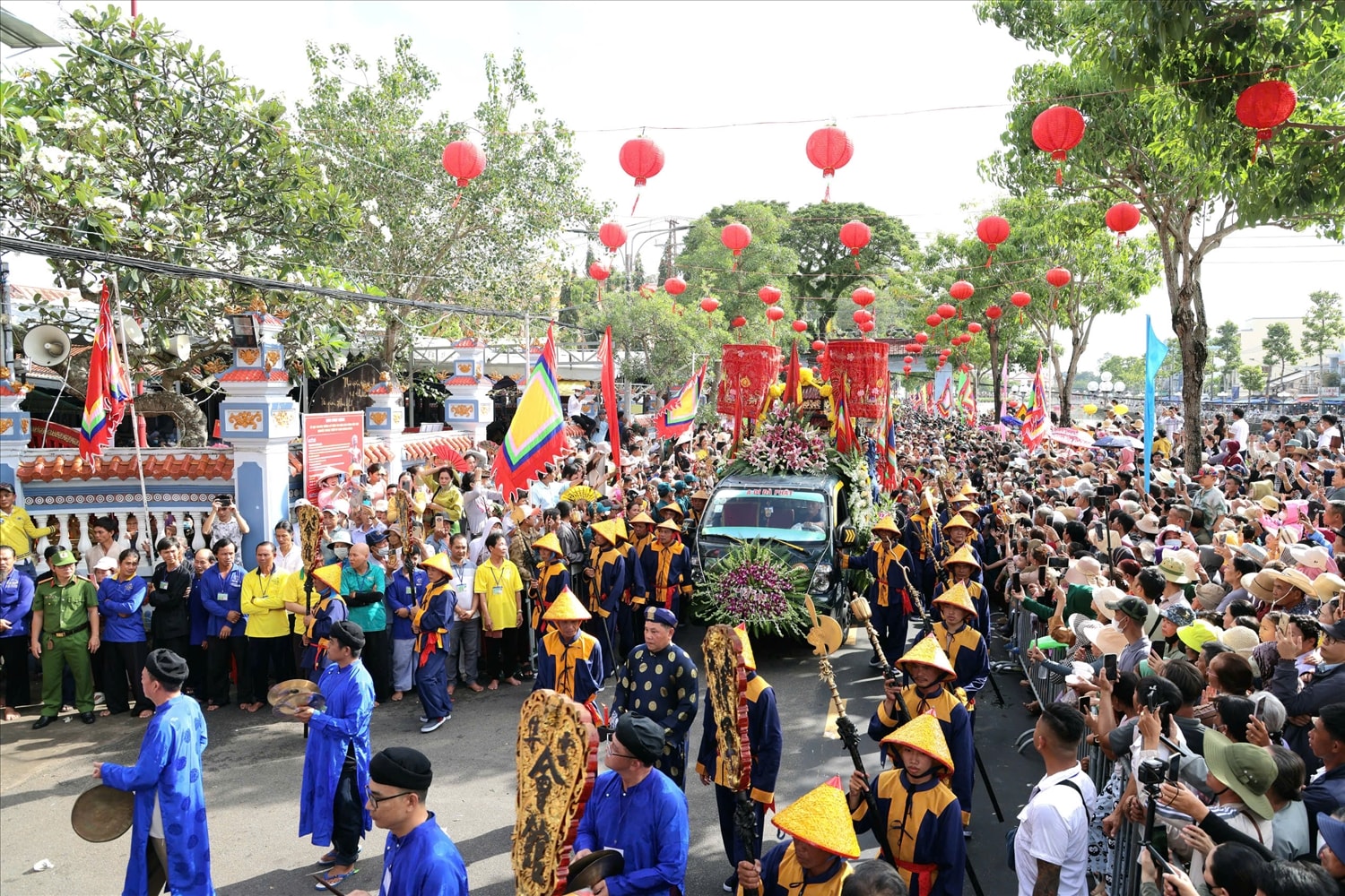 Không khí lễ hội trang trọng, náo nhiệt
