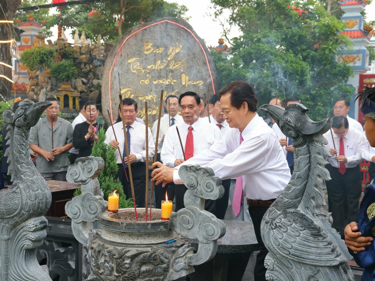 Các nguyên Ủy viên Bộ Chính trị: nguyên Thủ tướng Chính phủ Nguyễn Tấn Dũng; Đại tướng Lê Hồng Anh - nguyên Thường trực Ban Bí thư; cùng lãnh đạo tỉnh An Giang đã tới dâng hương, tưởng nhớ Anh hùng dân tộc Nguyễn Trung Trực