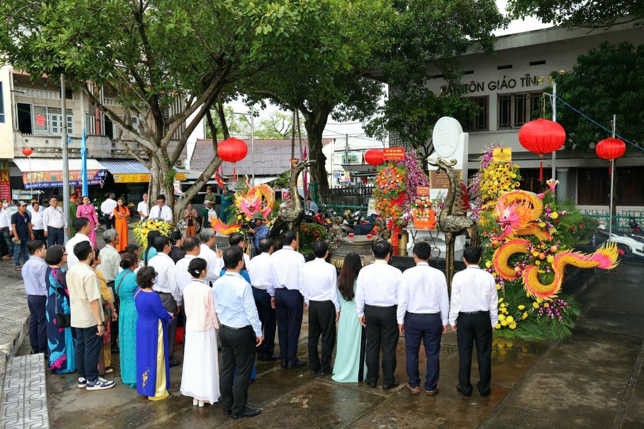 Dâng hương tưởng nhớ Anh hùng dân tộc Nguyễn Trung Trực tại nơi ông bị giặc xử chém.