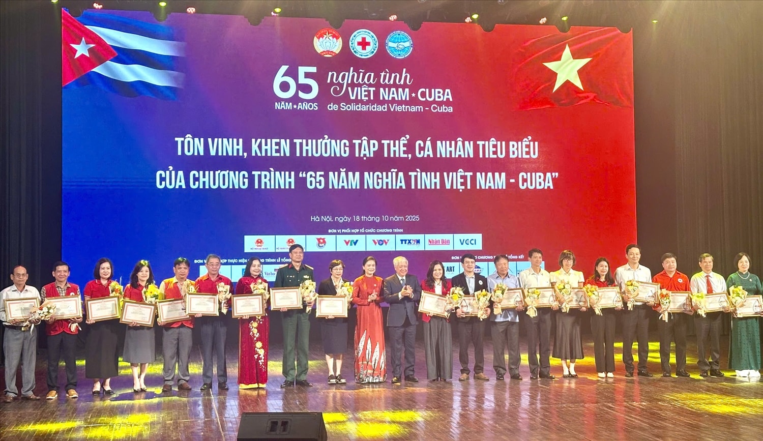 Lãnh đạo Hội Chữ thập đỏ tỉnh Quảng Ninh (thứ ba từ phải sang) tại lễ tôn vinh, khen thưởng tập thể, cá nhân  tiêu biểu của chương trình 