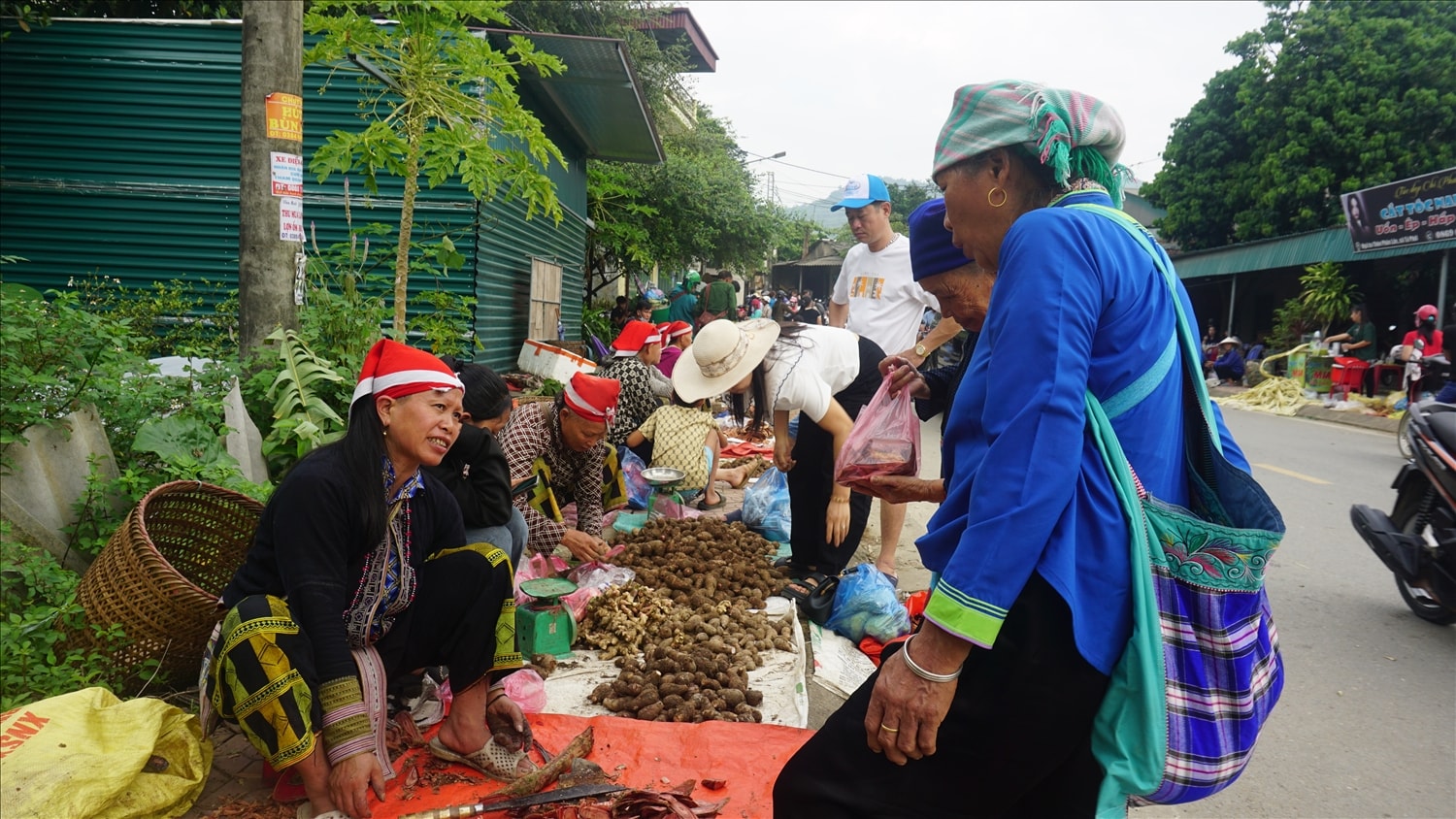 Chợ phiên Hợp Thành mang đậm bản sắc văn hóa của đồng bào các dân tộc (ảnh Trọng Bảo) Chợ phiên Hợp Thành mang đậm bản sắc văn hóa của đồng bào các dân tộc (ảnh Trọng Bảo)