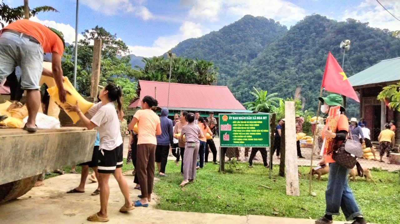 Bằng nhiều nỗ lực, những chuyến hàng chở nhu yếu phẩm đầu tiên đã vào được bản Na Kho và bản Na Ngân (Ảnh: CSCC)