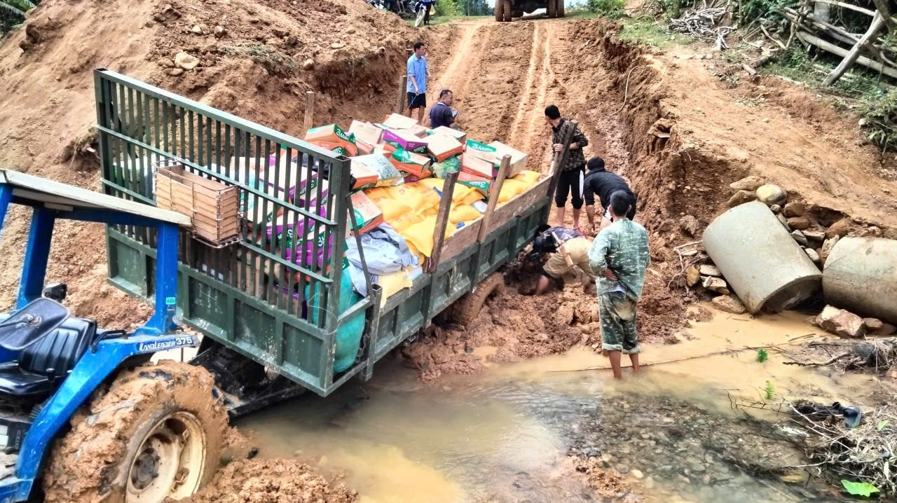Hiện chính quyền địa phương đang cắt cử cán bộ, huy động phương tiện để vận chuyển nhu yếu phẩm vào tiếp tế cho bà con (Ảnh: CSCC) 