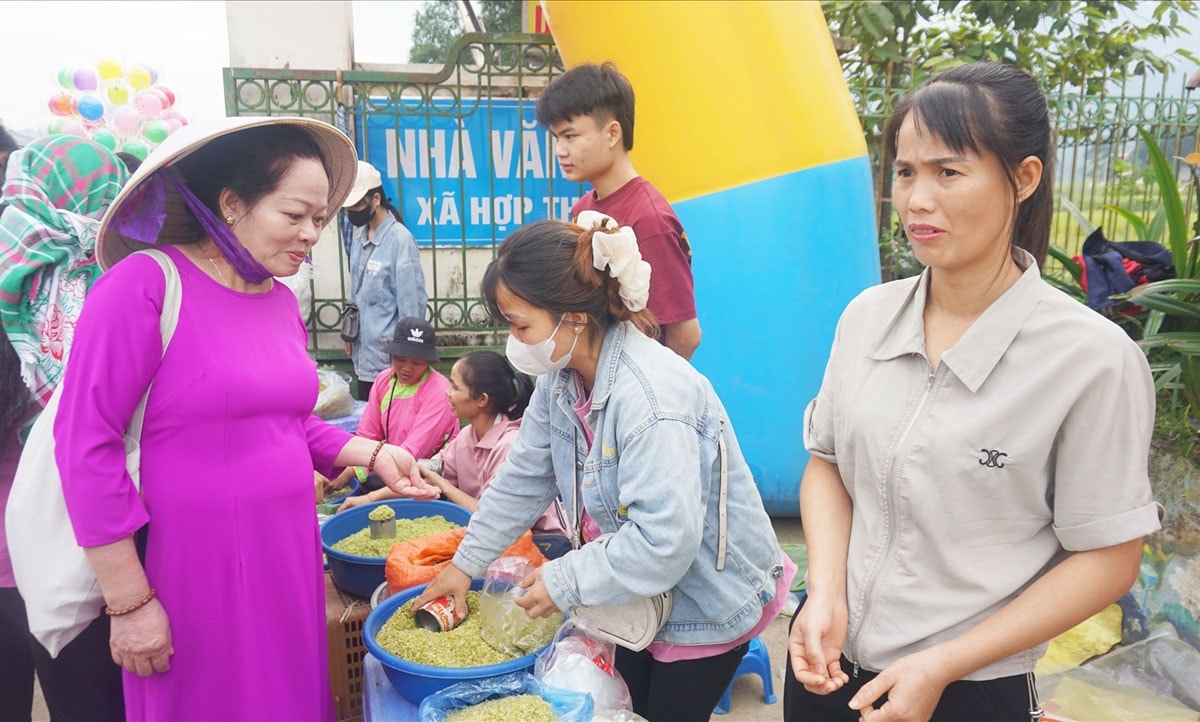 Du khách hào hứng trải nghiệm hương cốm mới. (Ảnh: Trọng Bảo) Du khách hào hứng trải nghiệm hương cốm mới. (Ảnh: Trọng Bảo)