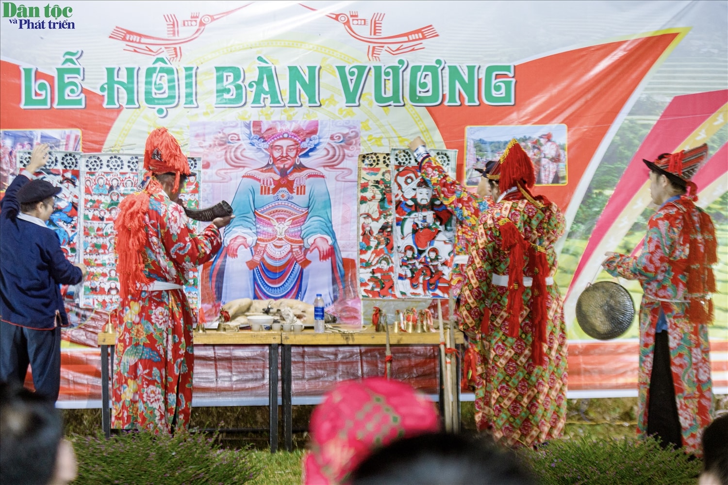 Tiếp đến là phần hành lễ nghênh đón Bàn Vương. Đặc biệt trong quá trình hành lễ ở phần này, ngoài đọc những bài cúng cầu khấn Bàn Vương phù hộ, những thầy cúng ở Hồ Thầu còn kể sơ lược về tiểu sử, vóc dáng của Bàn Vương từ khi ra đời đến khi mất. 