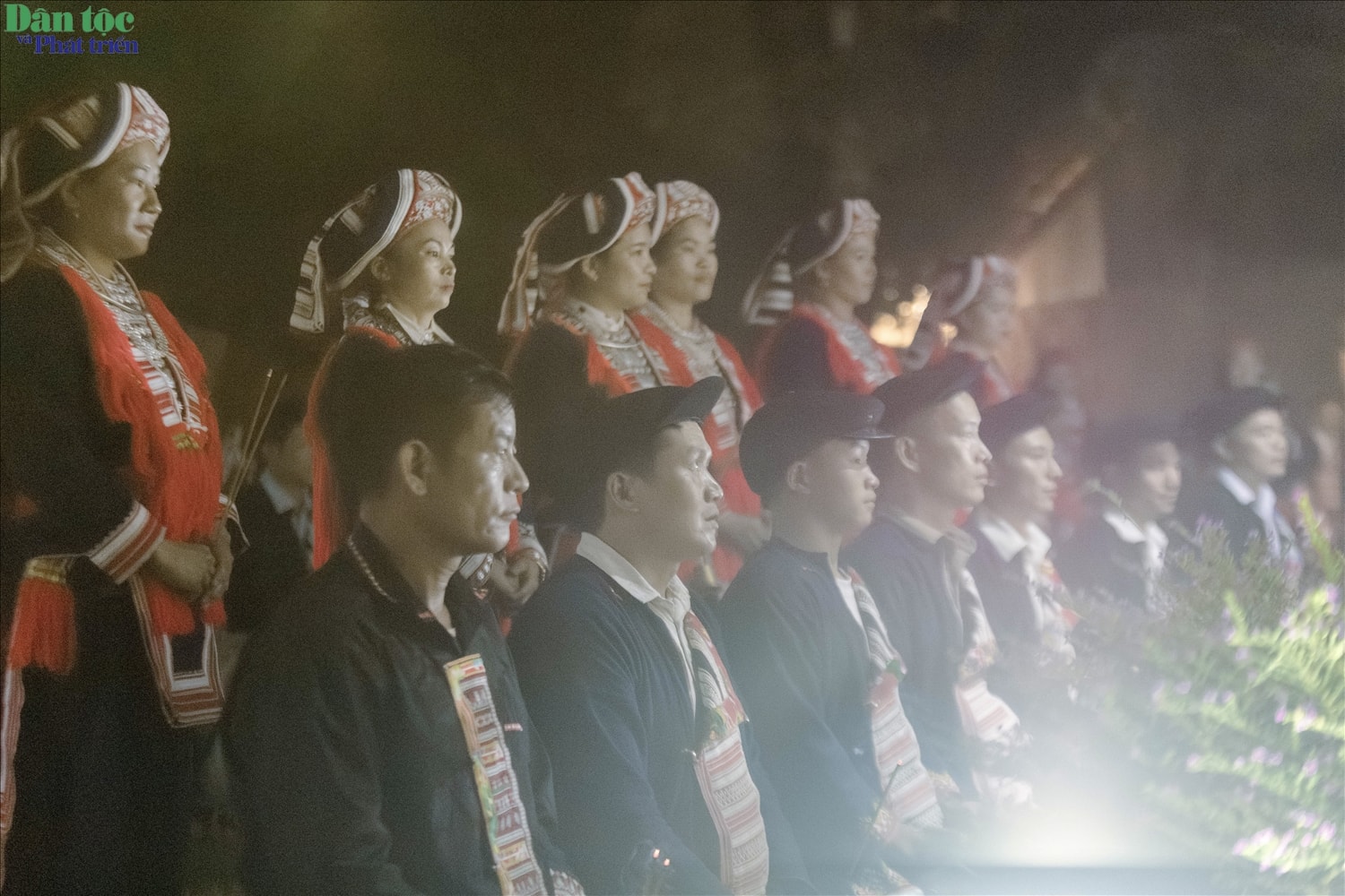 Ngoài những dịp kể trên người Dao còn tổ chức lễ cúng Bàn Vương riêng với quy mô lớn trong cộng đồng. Tùy thuộc vào điều kiện, quy định của mỗi dòng họ người ta làm lễ cúng theo định kỳ thời gian khác nhau. Có những họ ba năm tổ chức cúng một lần, có dòng họ mười hai năm, hai mươi năm hoặc lâu hơn nữa.
