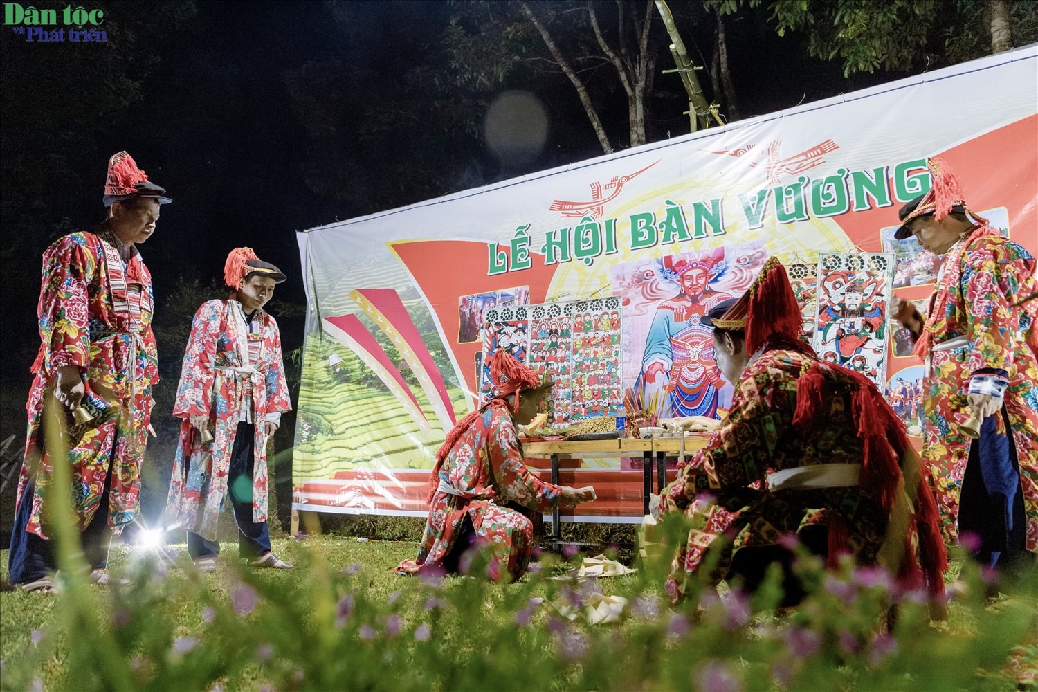 Kết thúc buổi lễ là phần lễ đưa tiễn, trong phần này thầy cúng sẽ đốt giấy vàng mã làm lễ tiễn đưa Bàn Vương, gia tiên và các thánh thần về bên kia thế giới.