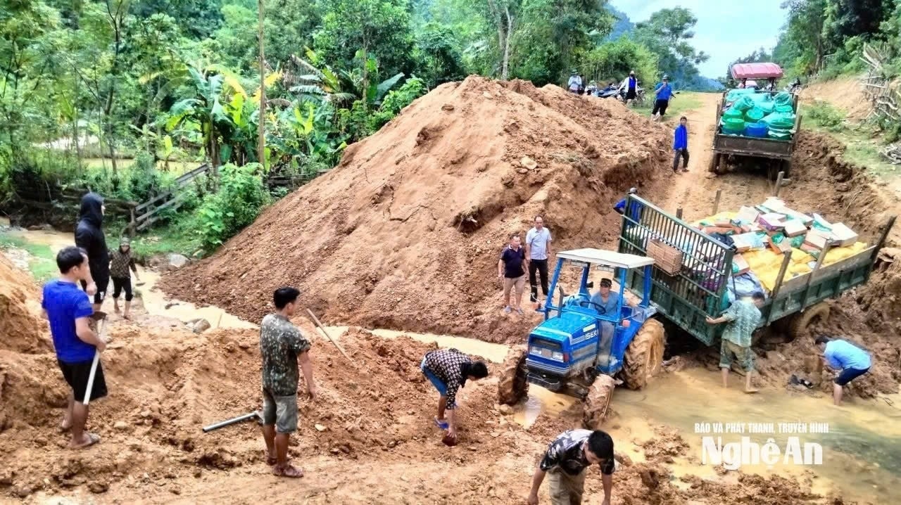 Chính quyền xã Nga My nỗ lực tìm mọi cách tiếp cận, vận chuyển lương thực và các nhu yếu phẩm thiết yếu đến với người dân. Ảnh: Nguyễn Nam