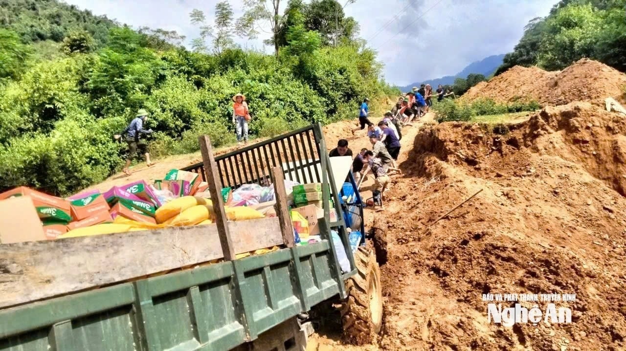 Quãng đường di chuyển từ trung tâm xã đến các địa bàn chia cắt tới 22 km, chủ yếu là đi bộ băng rừng, phải mất hơn 5 tiếng đồng hồ chính quyền địa phương mới đưa hàng hóa đến được tận tay người dân. Ảnh: Nguyễn Nam