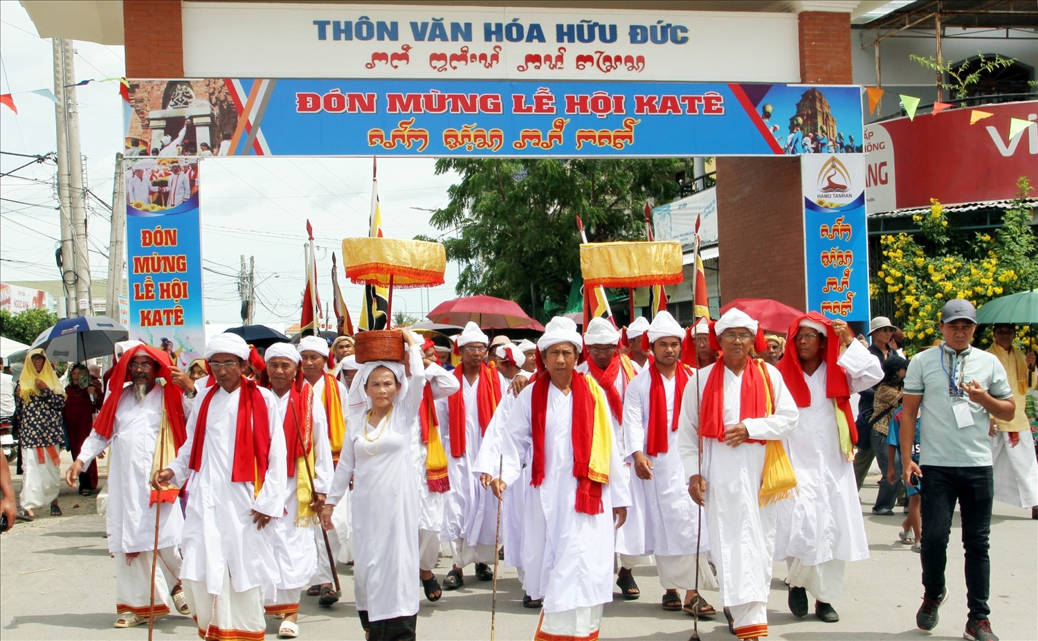 Các vị chức sắc Chăm Bàlamôn thực hiện nghi lễ rước y trang tại làng Chăm Hữu Đức, chiều 20/10/2025.