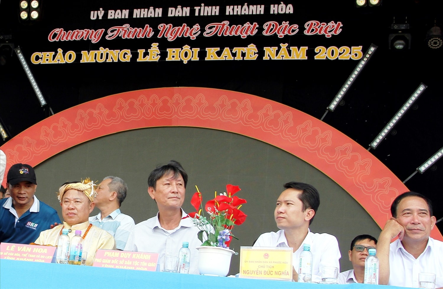 Ông Phạm Duy Khánh, Phó Giám đốc Sở Dân tộc và Tôn giáo tỉnh Khánh Hòa (ngồi giữa) dự Lễ rước y trang và Chương trình nghệ thuật chào mừng Lễ hội Katê 2025 tại làng Chăm Hữu Đức, xã Phước Hữu.