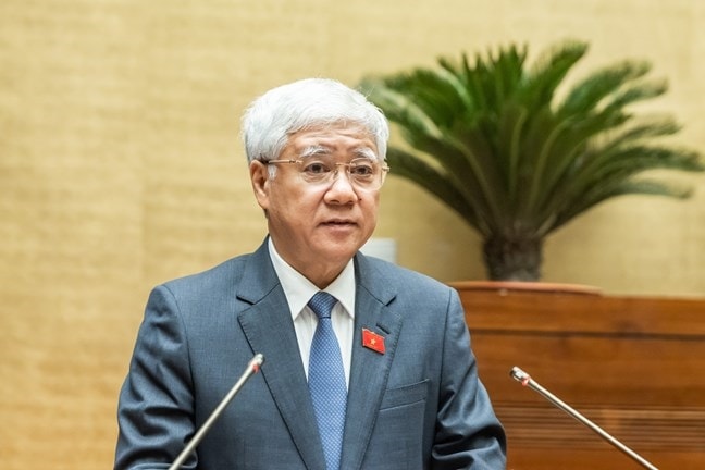 Ông Đỗ Văn Chiến trình bày Báo cáo một số nội dung chủ yếu tổng hợp ý kiến, kiến nghị của cử tri và Nhân dân cả nước gửi tới Kỳ họp thứ 10, Quốc hội khóa XV (Ảnh: Quang Vinh).