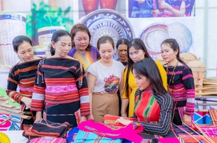 Ngày 20/10 hằng năm không chỉ là dịp để tôn vinh người phụ nữ Việt Nam, mà còn là cơ hội để nhìn lại hành trình bền bỉ của họ, đặc biệt là những người phụ nữ DTTS nơi núi rừng xa xôi. 