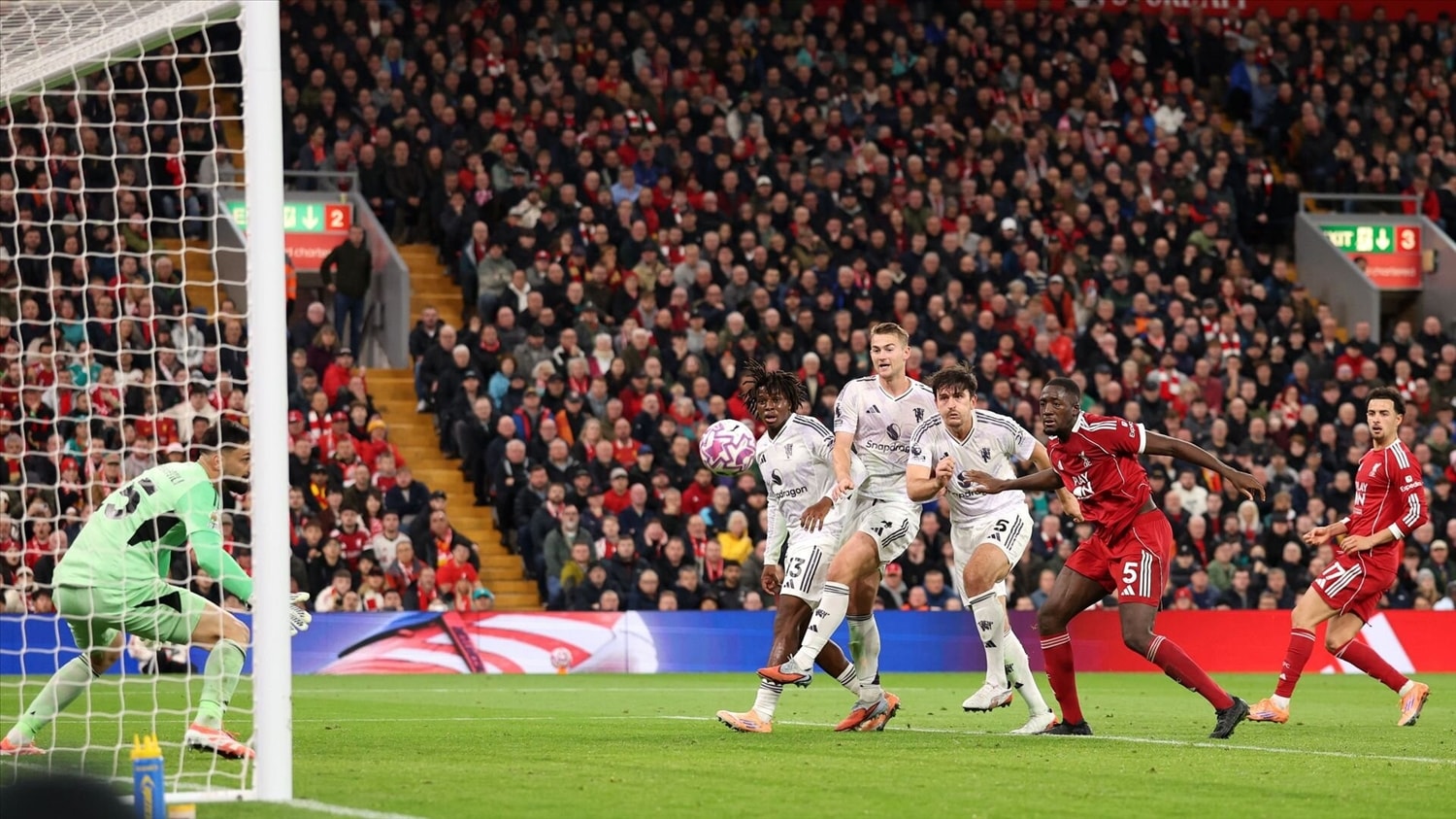 Maguire trở thành người hùng của MU khi ghi bàn ấn định chiến thắng 2-1 trước Liverpool tại Ngoại hạng Anh (Ảnh IT)