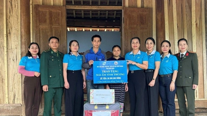 Hội Liên hiệp Phụ nữ tỉnh Nghệ An và các đơn vị đồng hành trao kinh phí hỗ trợ xây dựng mái ấm tình thương cho hội viên khó khăn về nhà ở tại xã Thông Thụ