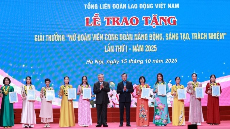 Phó Thủ tướng Thường trực Chính phủ Nguyễn Hòa Bình và Chủ tịch Tổng Liên đoàn Lao động Nguyễn Đình Khang trao giải thưởng tặng 10 nữ đoàn viên Công đoàn năng động, sáng tạo, trách nhiệm